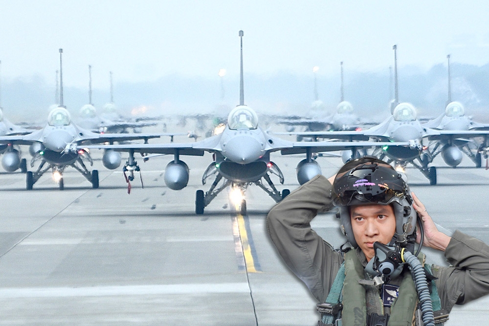 國防部春節巡弋，嘉義第四聯隊F-16V戰機秀「大象走路」隊型，飛行員更搭1200萬元的聯合頭盔瞄準系統，展現平時訓練成果。（合成畫面／張哲偉攝）