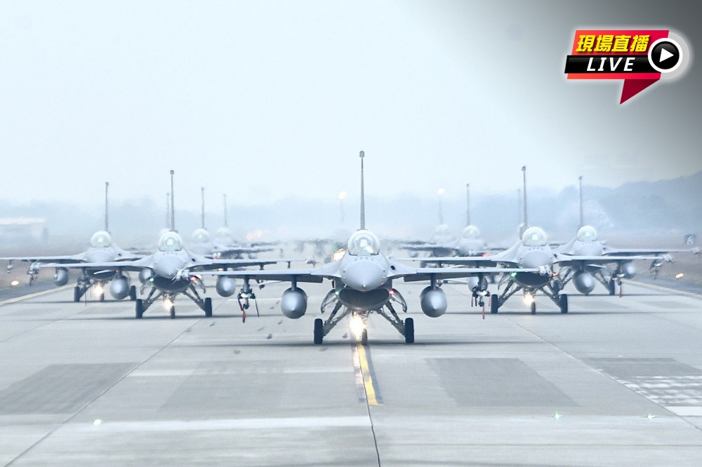 空軍第4戰術戰鬥機聯隊5日舉行F-16V大象走路隊型操演。（張哲偉攝）