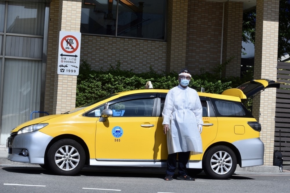 指揮中心5日宣布為加強防疫，防疫計程車司機須穿戴「防水隔離衣」。（資料照片／張哲偉攝）
