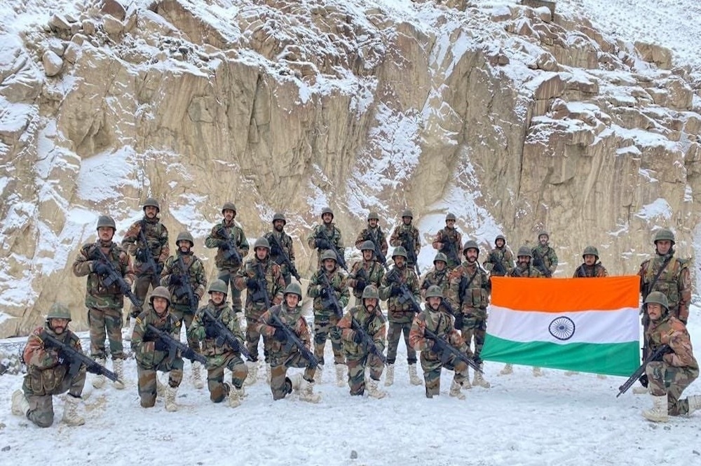 印度军队在加勒万河谷展示国旗。（印度司法部长推特）(photo:UpMedia)