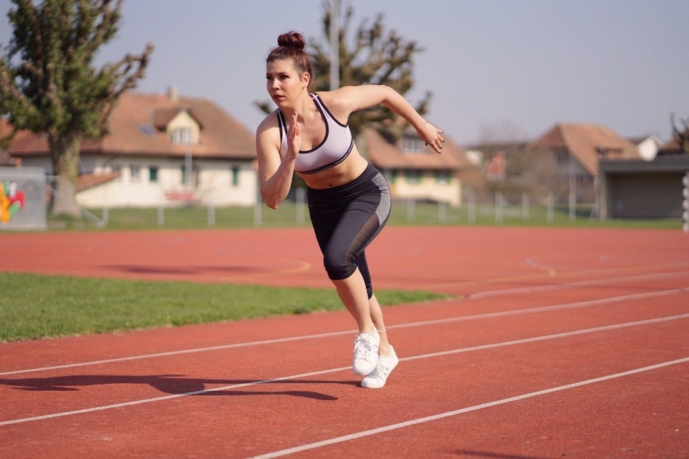 《美國心臟病學院期刊》刊登出丹麥論文指出，「跑太快跟坐著不動一樣危害生命」。（Pixabay）