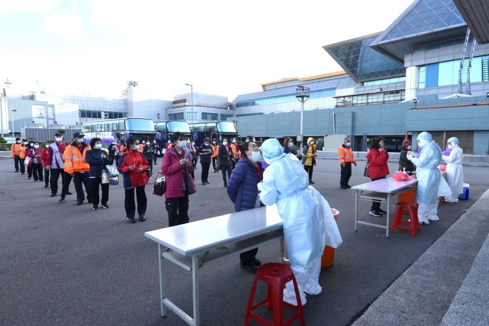 前進指揮所指揮官王必勝6日表示，桃機清潔人員所搭乘交通車，需固定座位、路線搭乘，並落實梅花座及車長工作責任的規定，即日起開始實施。（資料照片／張哲偉攝）