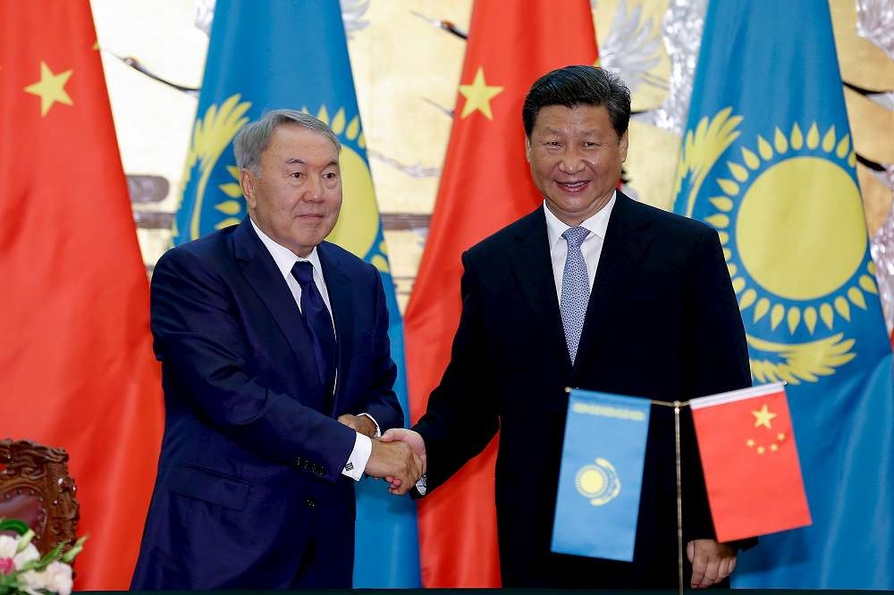 2015年，時任哈薩克總統納扎爾巴耶夫造訪北京會見習近平。（湯森路透）