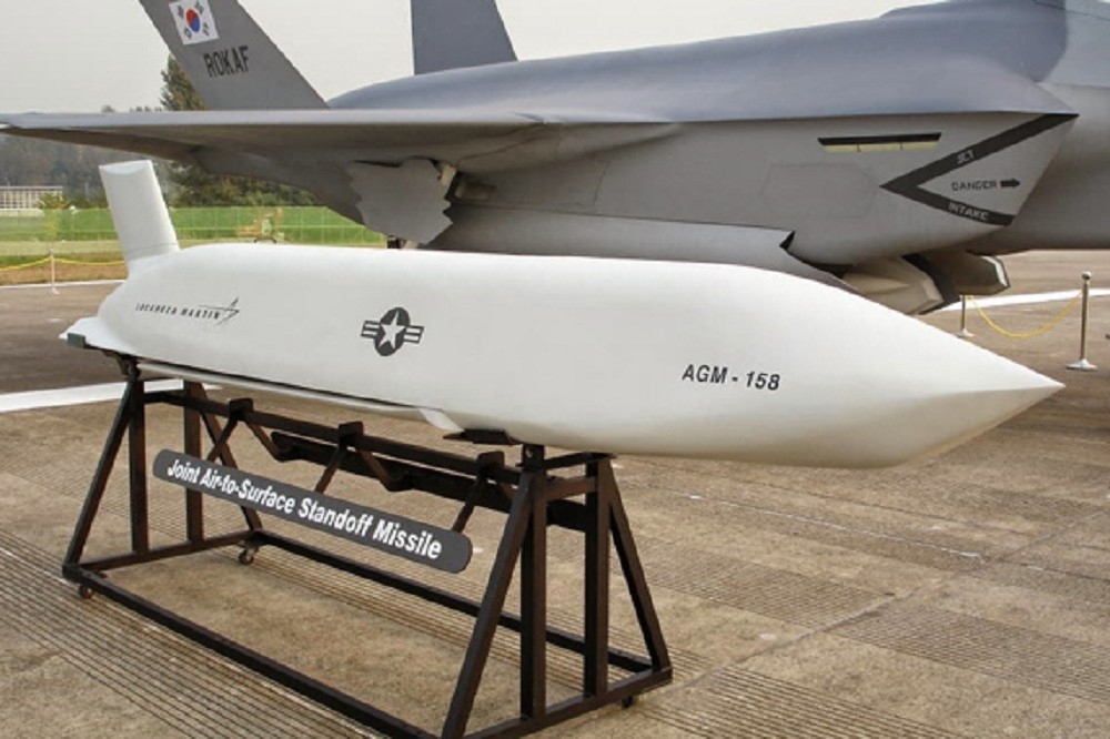 空軍「鳳雷專案」向美申購降規AGM-158聯合空對地遙攻飛彈（圖），遲遲沒有下文。（取自military-today網站）