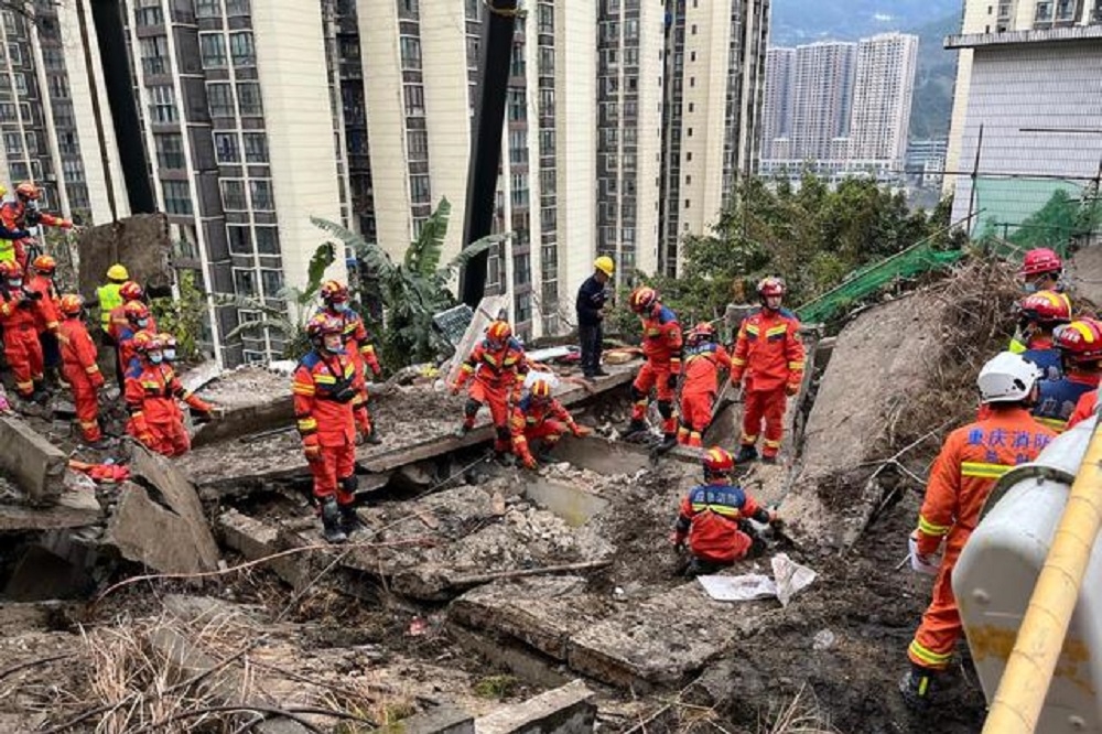 中國重慶一間餐廳倒塌。（翻攝自微博）