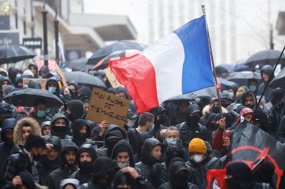 法國巴黎8日大規模反疫苗抗議行動，不滿總統馬卡洪先前言論。（湯森路透）