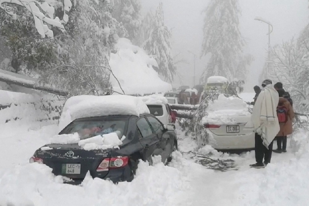 巴基斯坦前往北部城市穆里路上，上千輛車子遭大雪困住滅頂。（湯森路透）