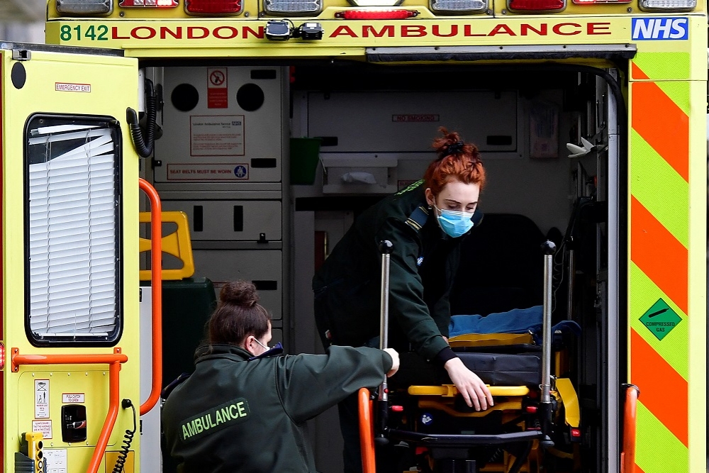 英國確診與死亡人數飆升，救護人員繁忙。（湯恩路透）