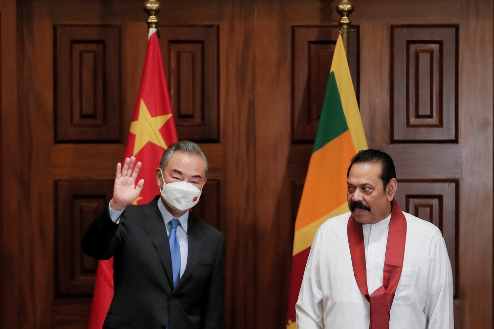 中國外交部長王毅（左）出訪斯里蘭卡。右為斯里蘭卡總理馬欣達（Mahinda Rajapaksa）。（湯森路透）