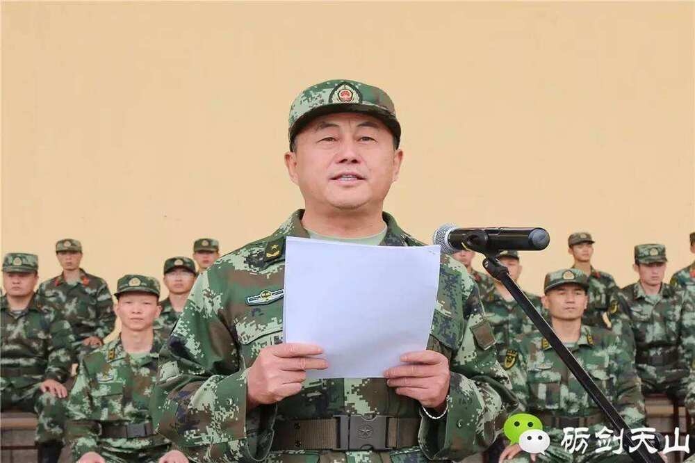 曾任武警新疆總隊參謀長的彭京堂少將，接任解放軍駐港部隊新任司令。（圖片取自微博）