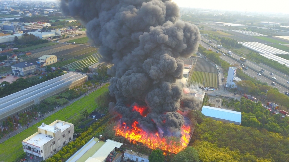 位於彰化縣田尾鄉的一座塑膠工廠10日下午2點多傳出火警，現場火勢兇猛。（取自記者爆料網臉書）