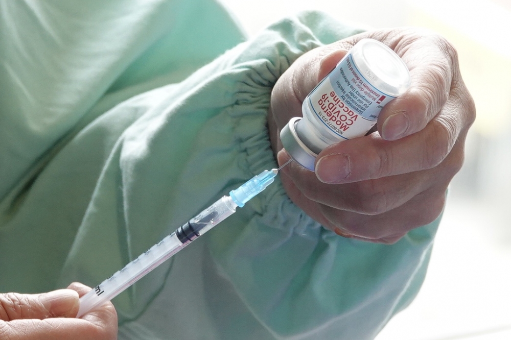 北市爆發第3劑疫苗搶打潮，為紓解人潮，柯文哲下午宣布下周加開7個中型接種站。（資料照片／王侑聖攝）