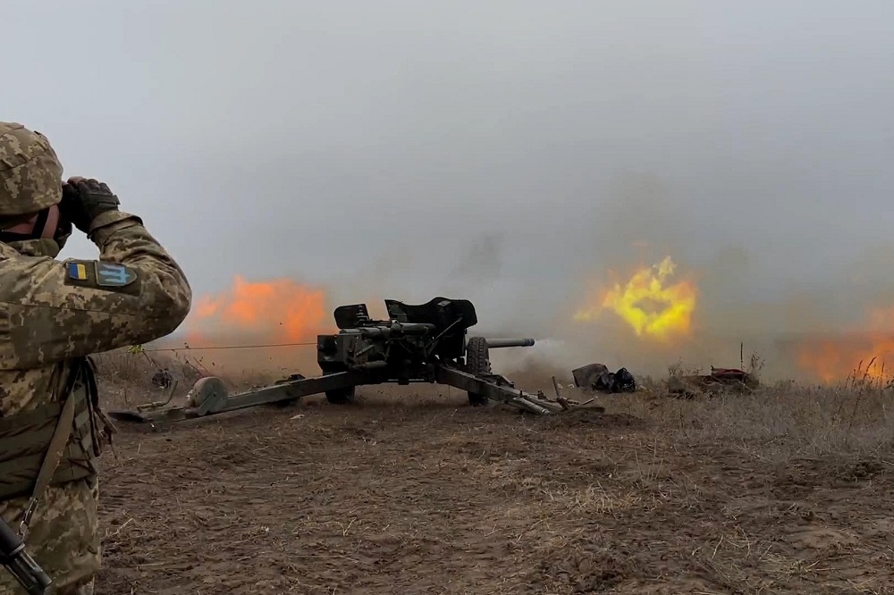 烏克蘭武裝部隊在東部進行火炮發射演練。（湯森路透）