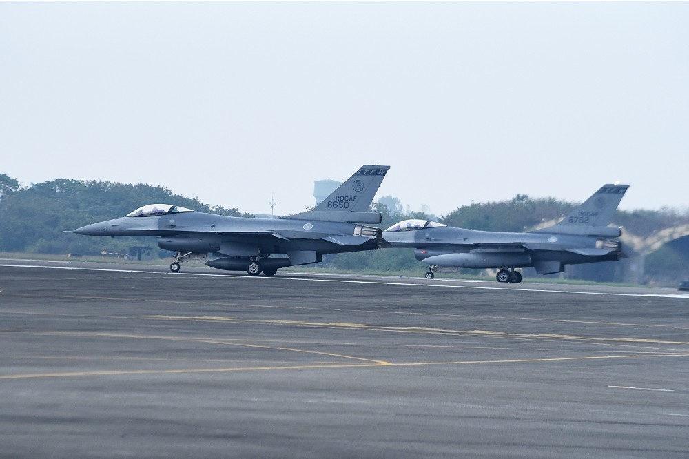  F-16單座戰機（機號6650），11日下午２點55分由飛行官陳奕駕機飛往嘉義東石外海。（張哲偉攝）
