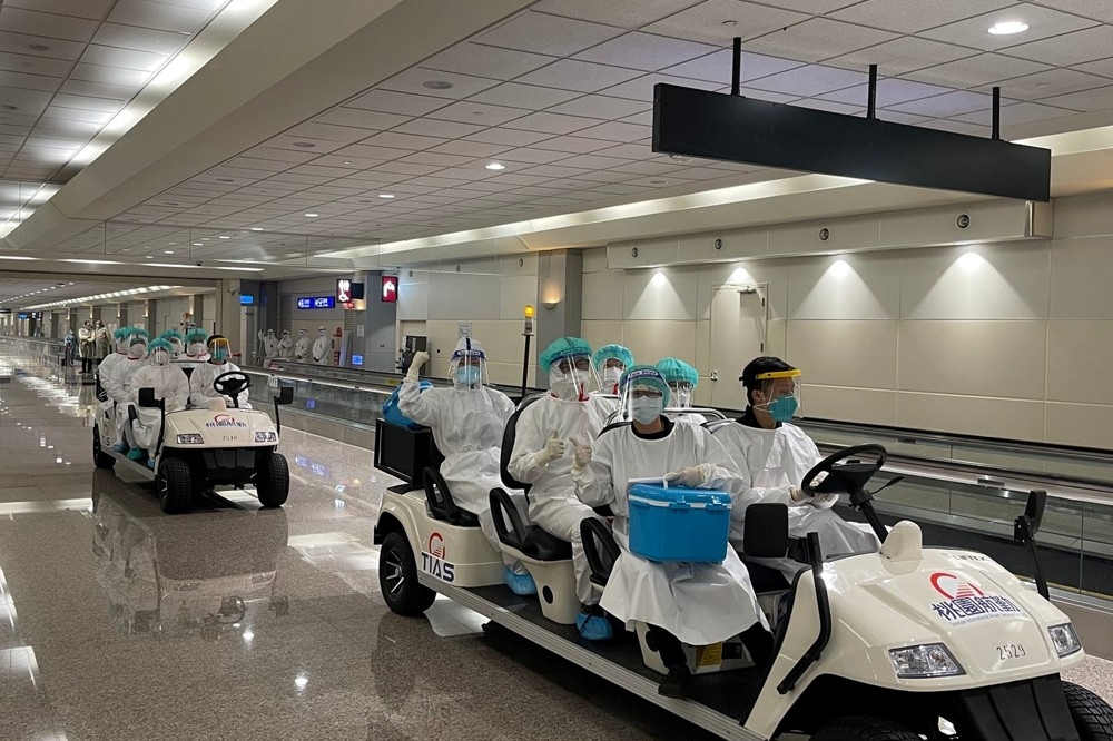大批醫護人員進駐桃機，針對長程航班旅客進行落地採檢。（取自王必勝臉書）