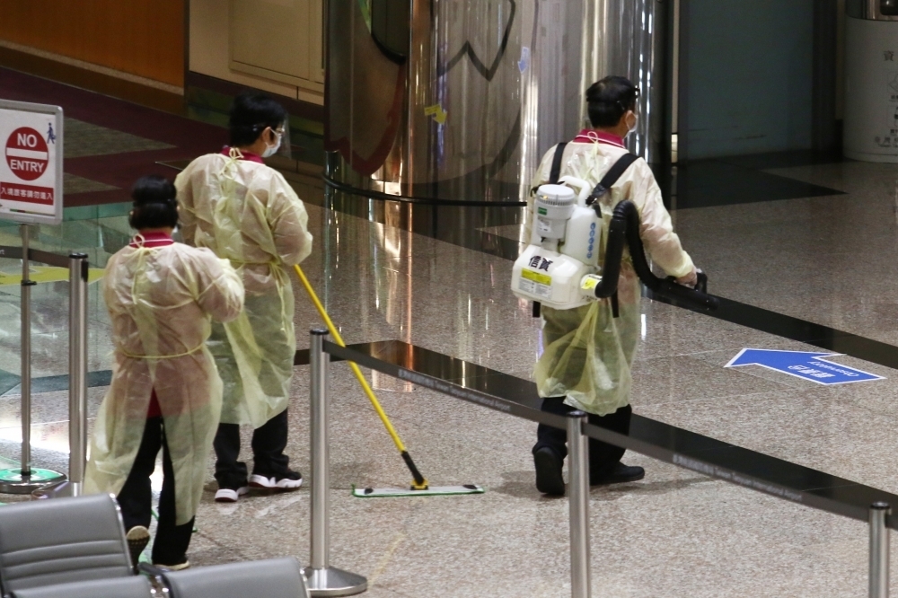國際Omicron疫情嚴峻，圖為桃園機場入境大廳加強消毒情況。（資料照片/ 王侑聖攝）