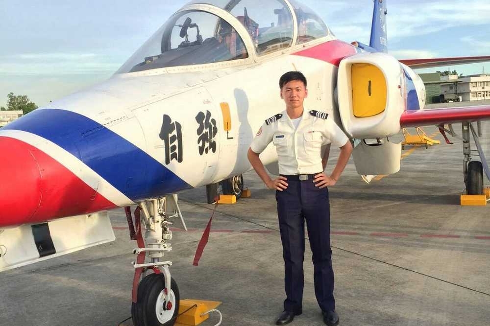 空軍嘉義四五五聯隊空軍上尉陳奕駕駛F-16V戰機，11日下午在嘉義東石外海墜海，至今未尋獲。（取自中華民國空軍臉書）