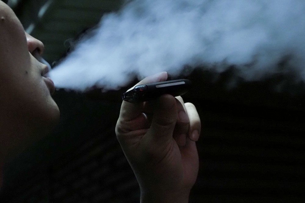 行政院會13日通過《菸害防制法》及《煙酒稅法》修正草案，全面禁止電子菸及加味菸。（資料照片／張家銘攝）