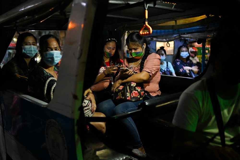 菲律賓交通部下令馬尼拉首都圈的大眾交通工具實施「不打疫苗，不給搭車」。（湯森路透）