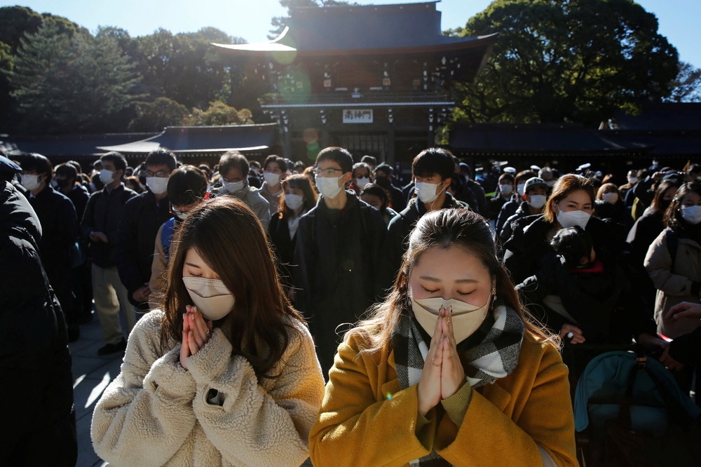 東京民眾元旦前往神社進行新年祈福。（湯森路透）