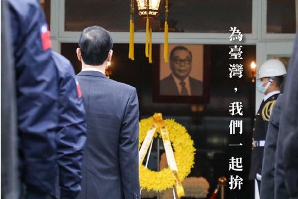 13日是先總統蔣經國逝世34周年紀念日，國民黨主席朱立倫率黨公職前往陵寢致敬。（取自朱立倫臉書）