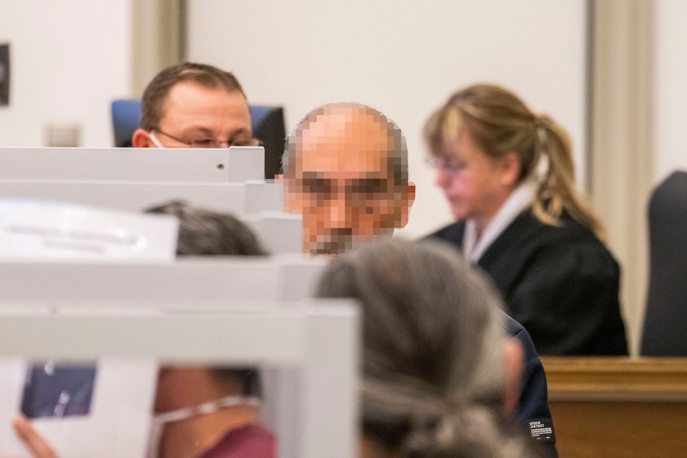 遭指控与犯下多起虐待、谋杀、性侵案件的前叙利亚情报头子拉斯兰（中央），正式被德国法院判处终生监禁。（汤森路透）(photo:UpMedia)