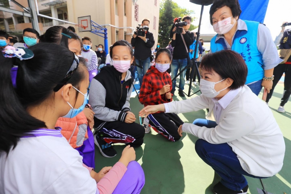 因應本土疫情擴大，台中市府14日宣布，疫苗接種政策和提高校園保護等措施。（取自盧秀燕臉書）