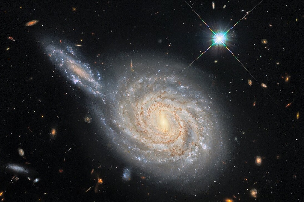 哈伯望遠鏡拍攝照片。（取自NASA新聞稿。ESA/Hubble & NASA, D. Jones, A. Riess et al.; Acknowledgment: R. Colombari）