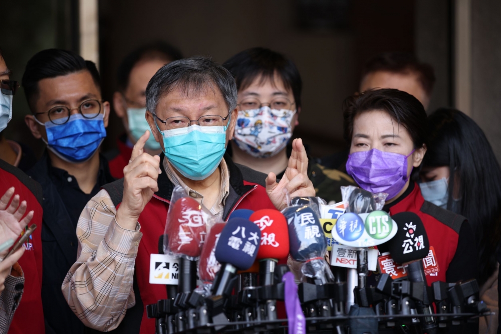 台北市長柯文哲15日表示，有「2種人」運動可以不用戴口罩，而且吃飯可以敬酒。（陳愷巨攝）
