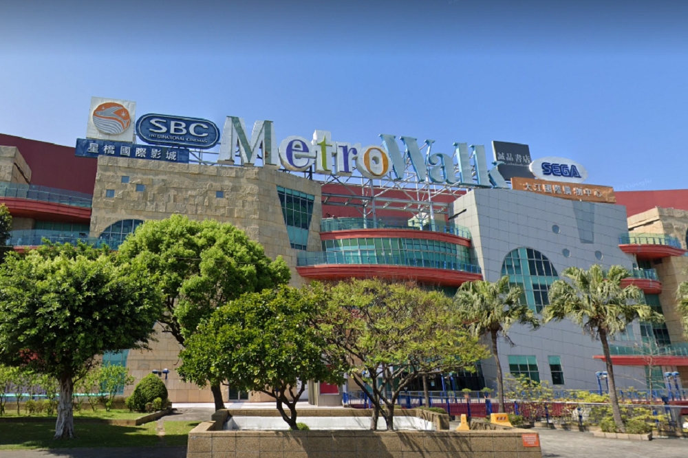 桃園中壢的大江國際購物中心也傳出確診足跡。（擷取自Google街景服務）