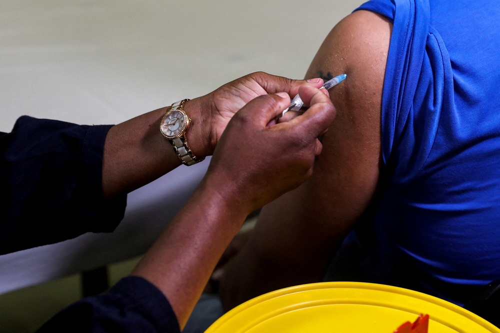 南非擴大第三劑加強針疫苗接種人群。（湯森路透）