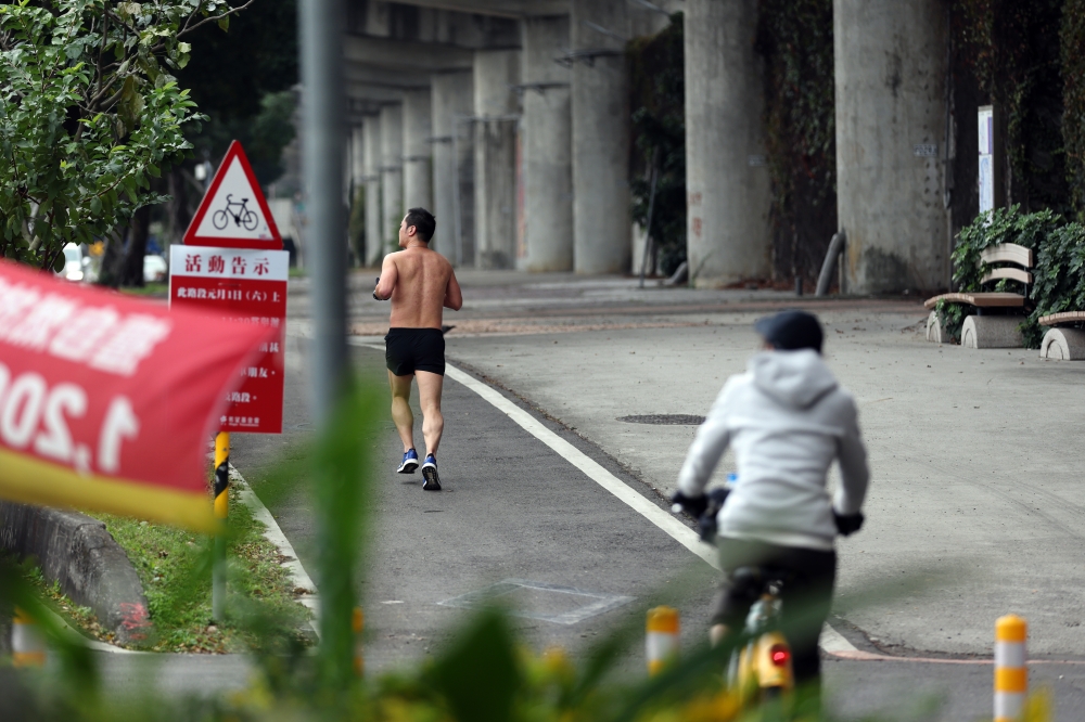 周末天氣回暖，16日最高溫可達28°C，不過西半部日夜溫差大，早出晚歸注意添加衣物。（陳愷巨攝）