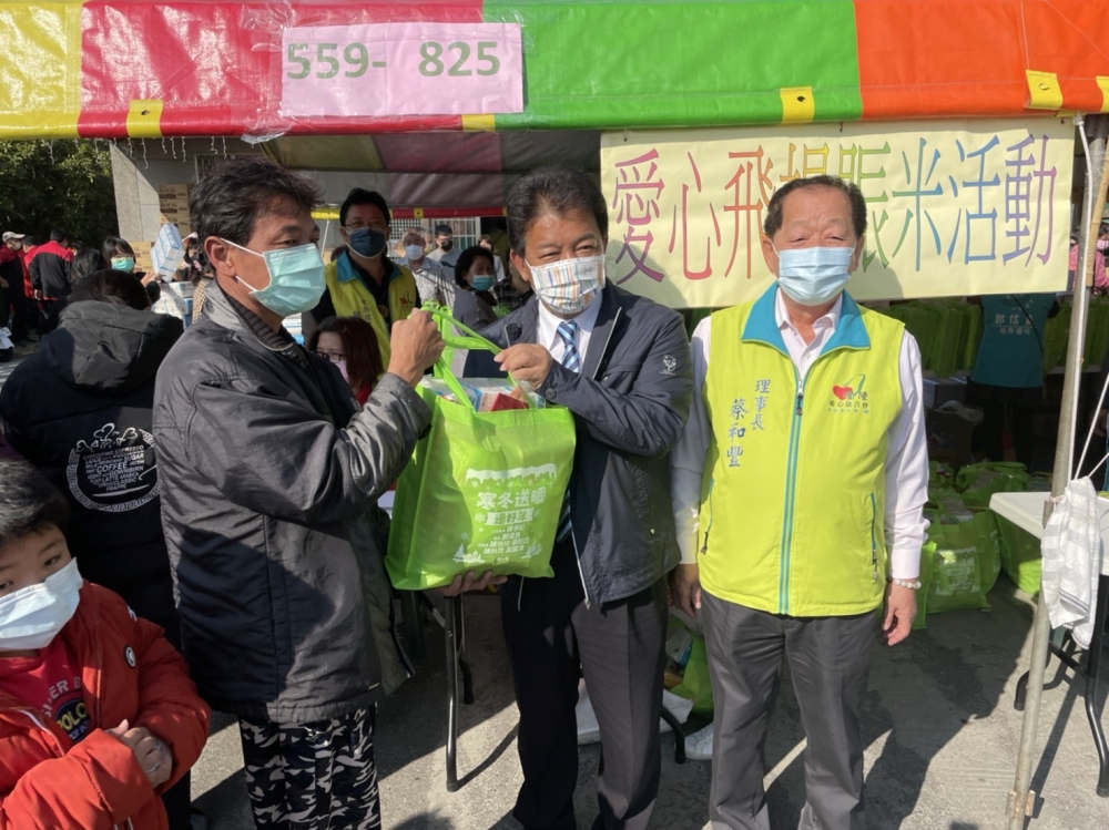 台南市議長郭信良16日服務處舉辦賑米活動，希望讓低收市民過個好年。（郭信良提供）