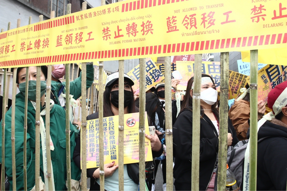 台灣移工聯盟16日舉行兩年一度的大遊行，控訴勞動部政策的不公，訴求要「自由轉換雇主」。（王侑聖攝）