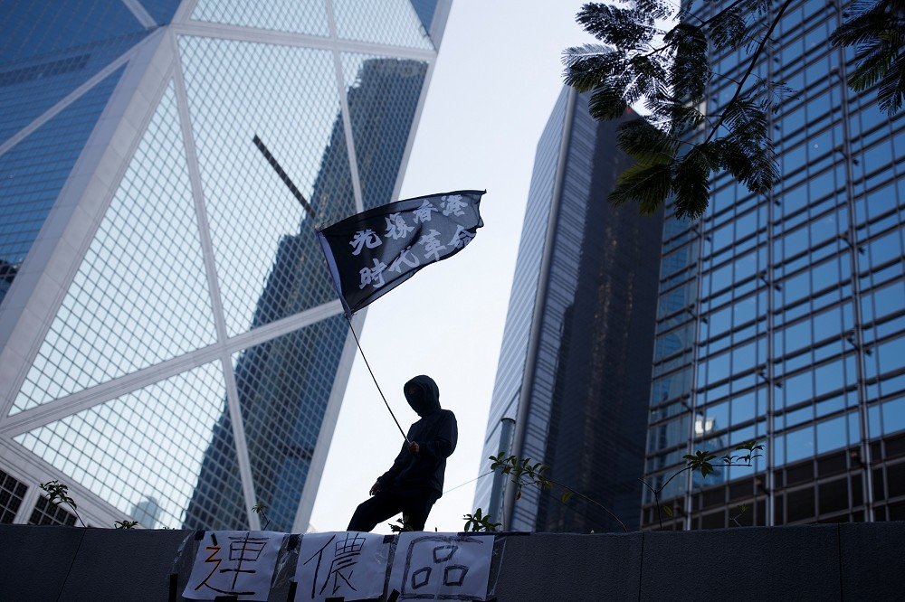全世界眼睜睜地看著香港淪陷，香港何時光復，不得而知。這是美國和西方在「新冷戰」中遭遇的最大挫敗。（湯森路透）