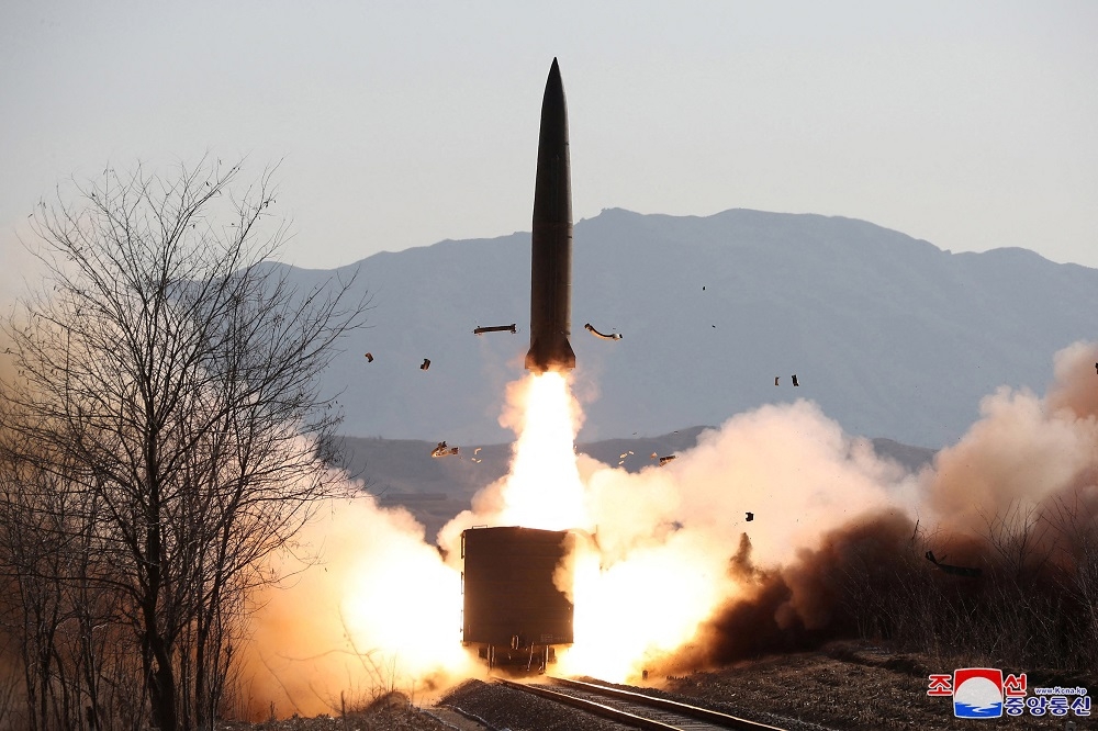 面臨北韓飛彈（如圖）的威脅，南韓不斷提昇國產軍備能力。（湯森路透）