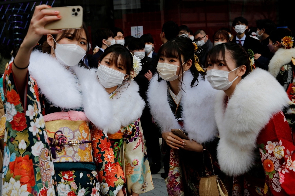 日本年輕女孩參加成年禮。（湯森路透）