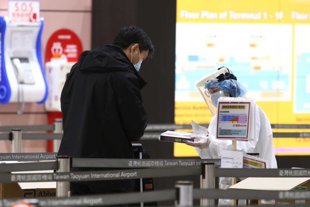 桃機指揮所持續對國外入境旅客進行落地篩檢，圖為旅客入境機場。（資料照片／王侑聖攝）