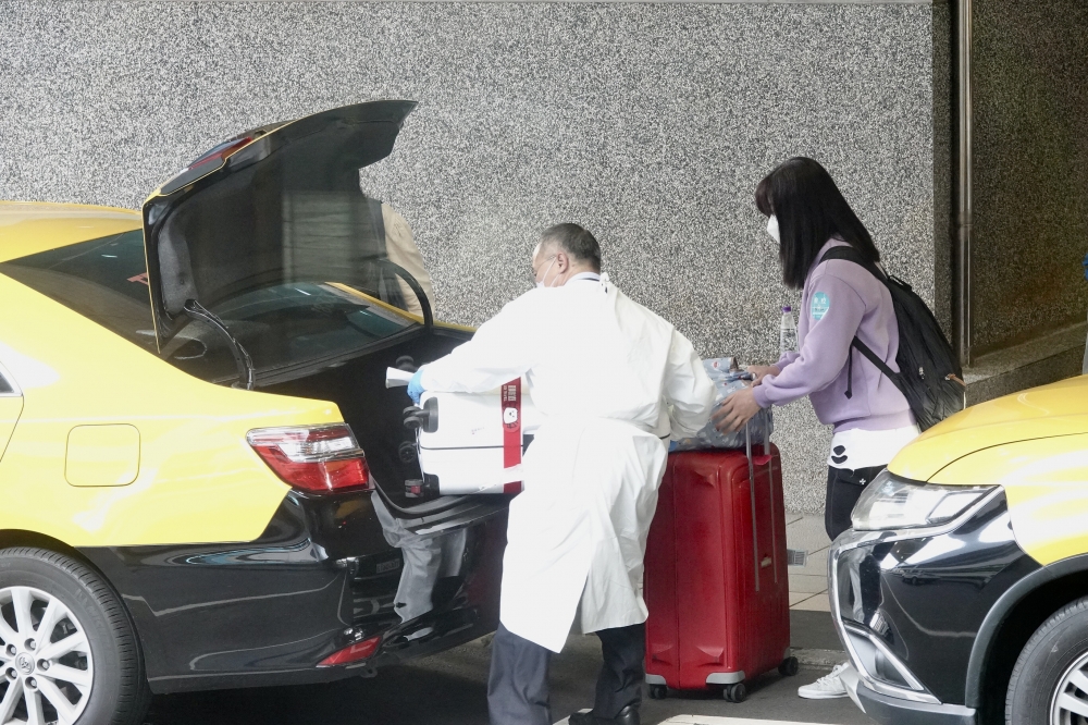 桃園機場今天再新增1名家住基隆的防疫計程車司機確診，目前已安排同住家人採檢，為陰性。相關訊息還有待詳細疫調釐清。（資料照片／王侑聖攝）