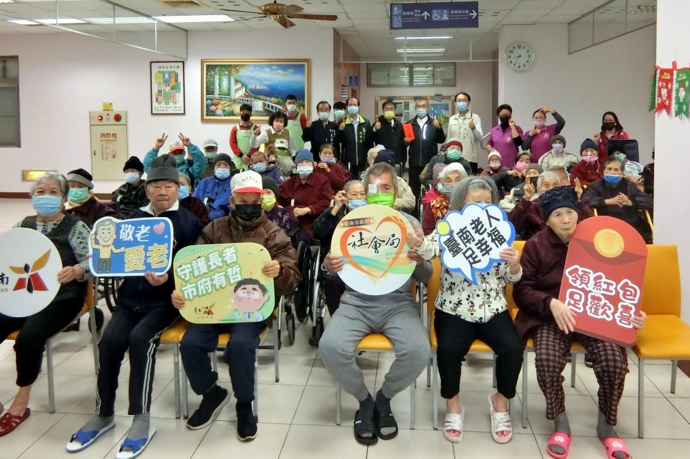 臺南市長黃偉哲今日上午前往「臺南市官田老人養護中心」向阿公阿嬤拜早年、獻上紅包和加菜金。（市府提供）