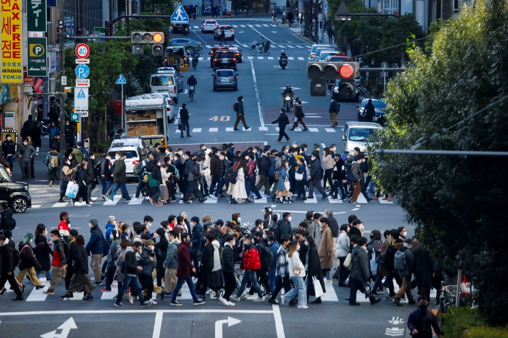東京都連日新增確診破4000起，20至30歲族群佔半數。（湯森路透）