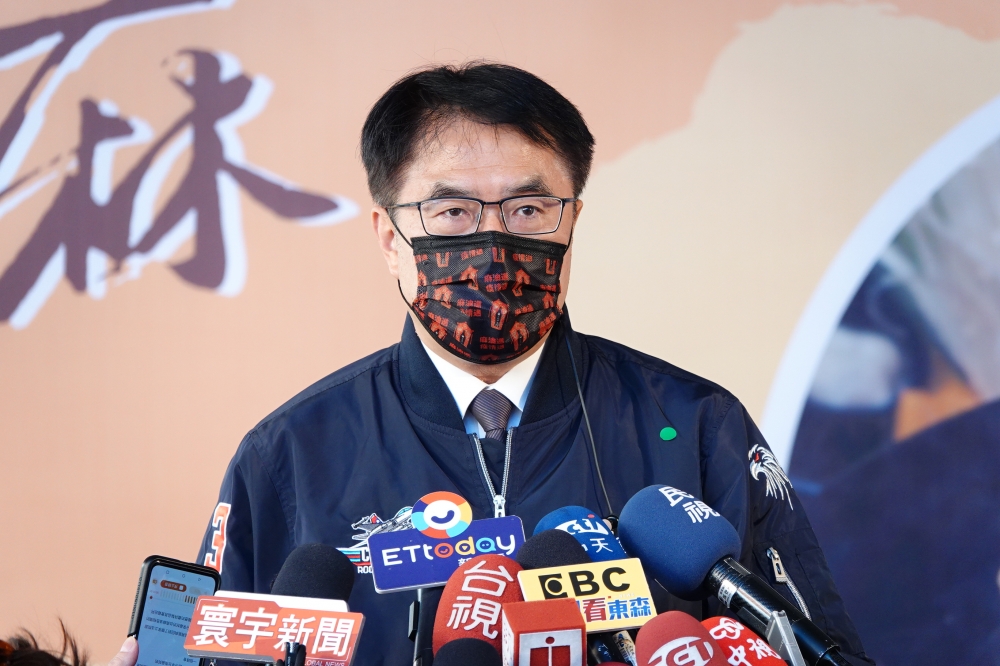 媒體報導台南市長黃偉哲捲入線民風暴的更多細節，黃偉哲表示，任何不實攻擊將委由律師提告。（資料照片／王侑聖攝）