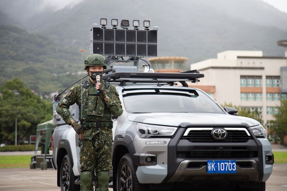 國防部心戰大隊去年添購6輛新式野戰喊話車，汰換使用超過25年，以悍馬車為載台的心戰喊話車。（國防部提供）