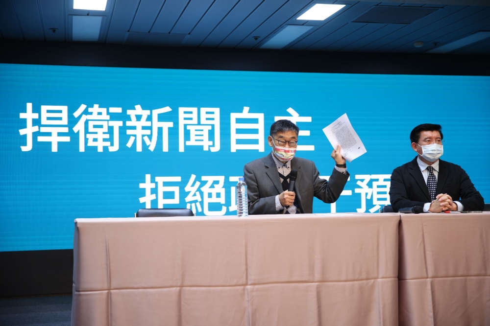 華視總經理莊豐嘉（左）19日召開記者會，強調「政治力不該干預新聞自主。」（陳愷巨攝）
