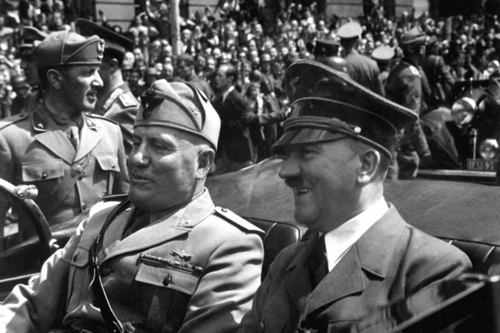 義大利總理墨索里尼（左）與納粹德國元首希特勒（右）。攝於1940年。（取自FBI網站）