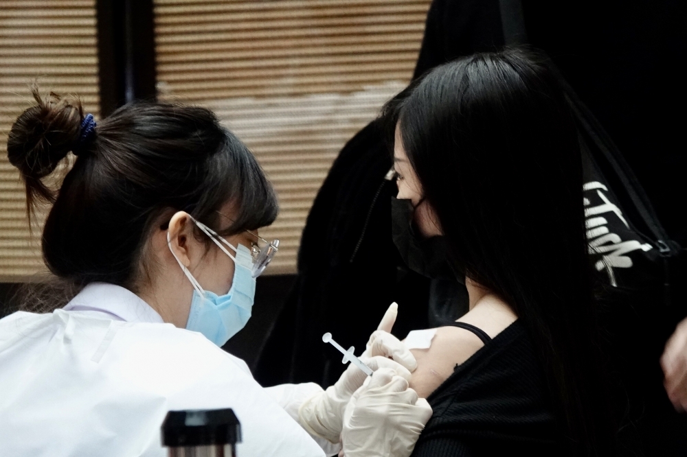 台北榮總加開過年前最後一個周末新冠肺炎疫苗追加劑門診，希望符合資格的民眾踴躍參與施打。（資料照片／王侑聖攝）