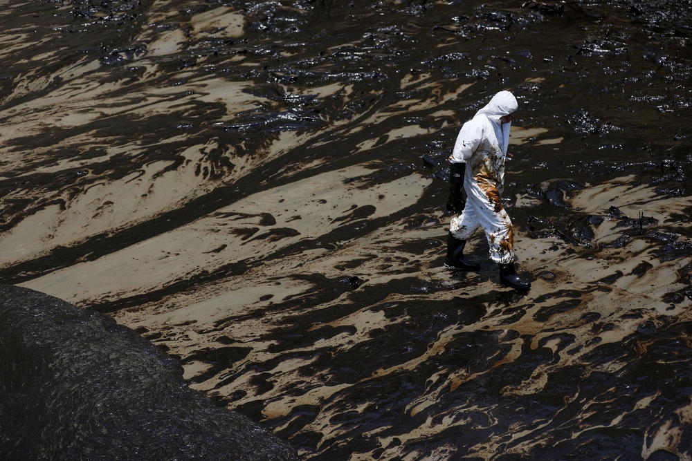 大量原油与污渍覆盖秘鲁西侧的海岸。（汤森路透）(photo:UpMedia)