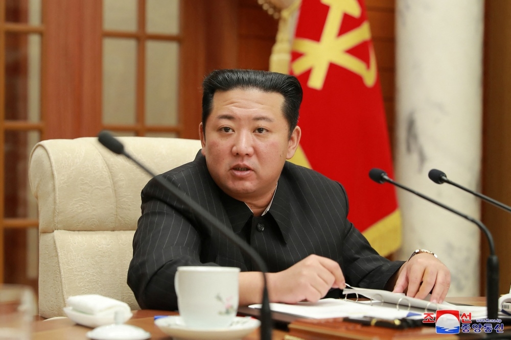 北韓領導人金正恩2022年1月19日在平壤出席朝鮮勞動黨政治局會議。（湯森路透）