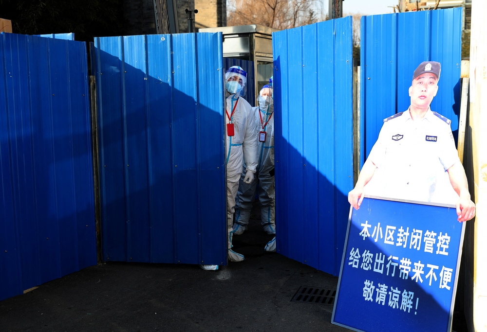 北京一處社區啟動封閉管制。（湯森路透）