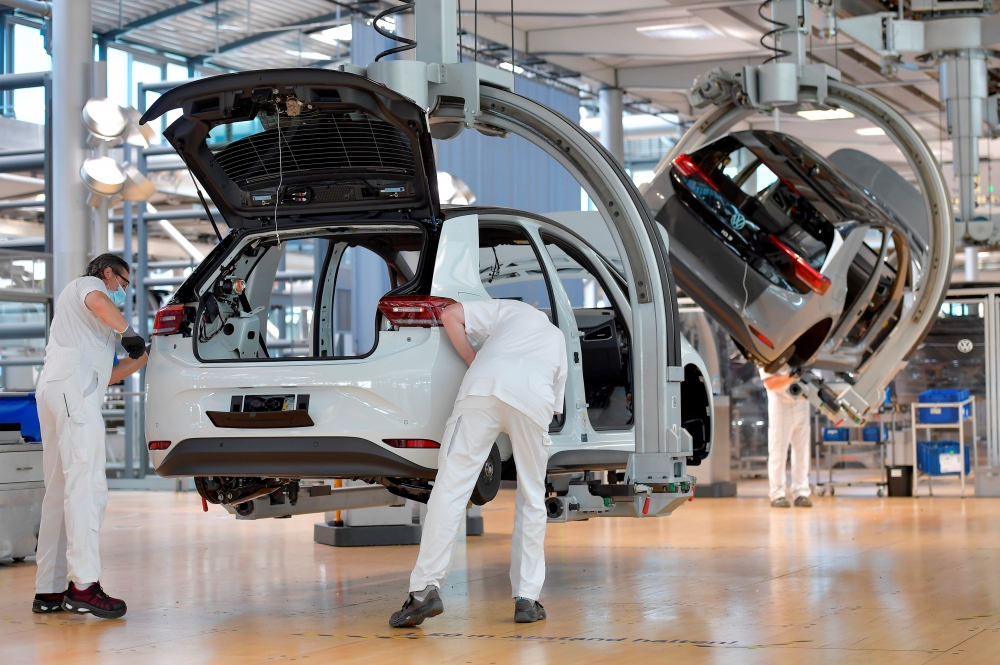 德國汽車生產線上的技術工人。（湯森路透）